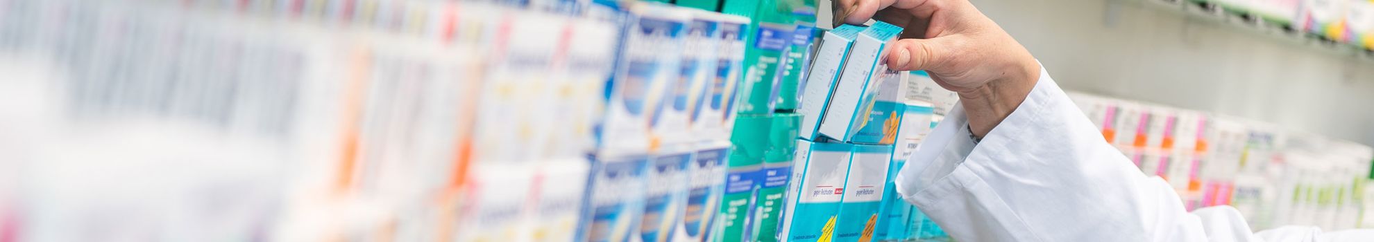 Apotheke Medikamente aus dem Regal @ Adobe benjaminnolte